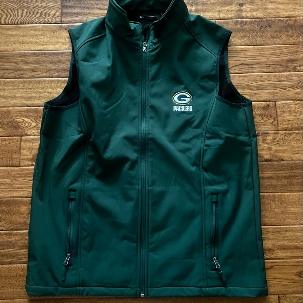 Men’s Green Bay packers vest, toque and pair of socks. Never worn!